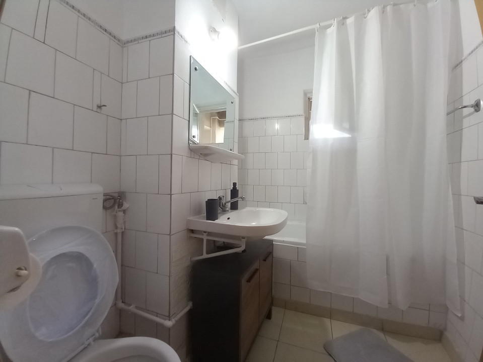 Garsoniera decomandata in bloc mixt , etaj 3, libera , Matei Basarab -central