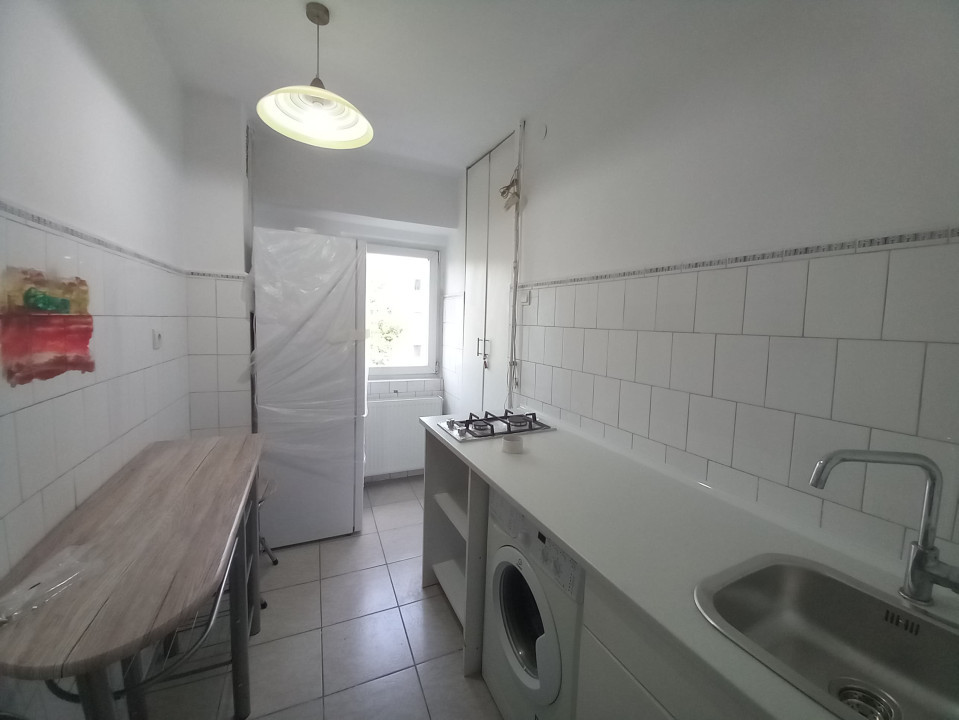 Garsoniera decomandata in bloc mixt , etaj 3, libera , Matei Basarab -central