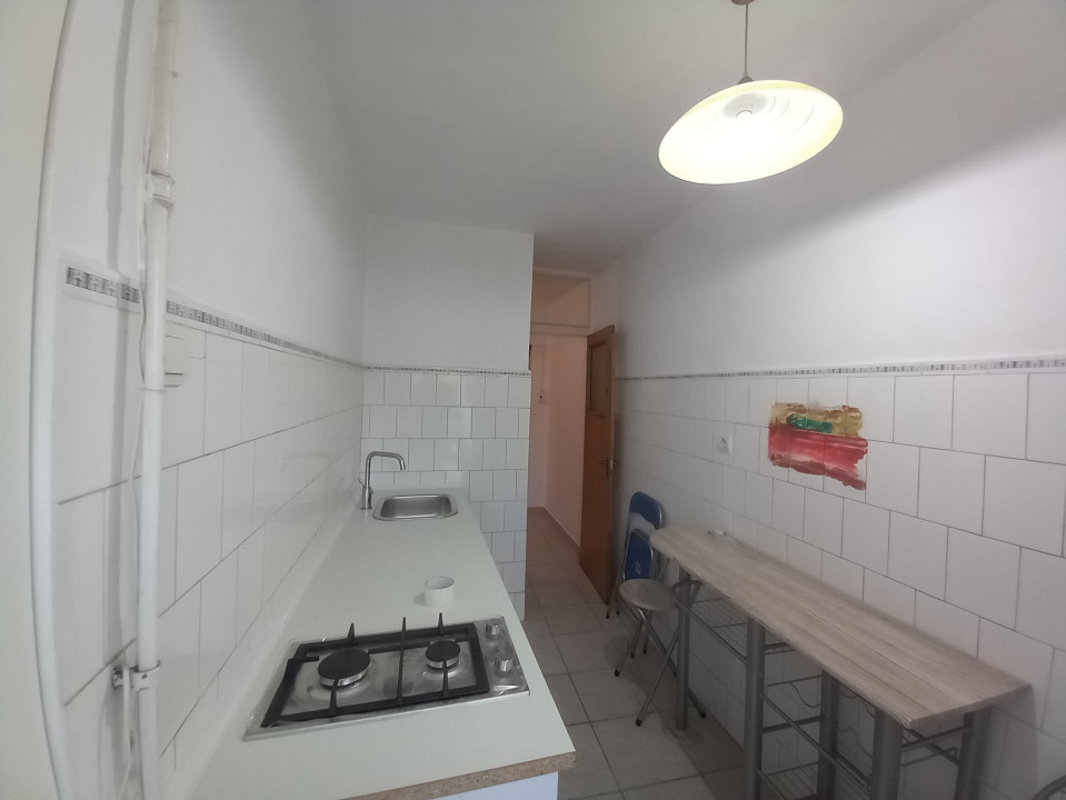 Garsoniera decomandata in bloc mixt , etaj 3, libera , Matei Basarab -central