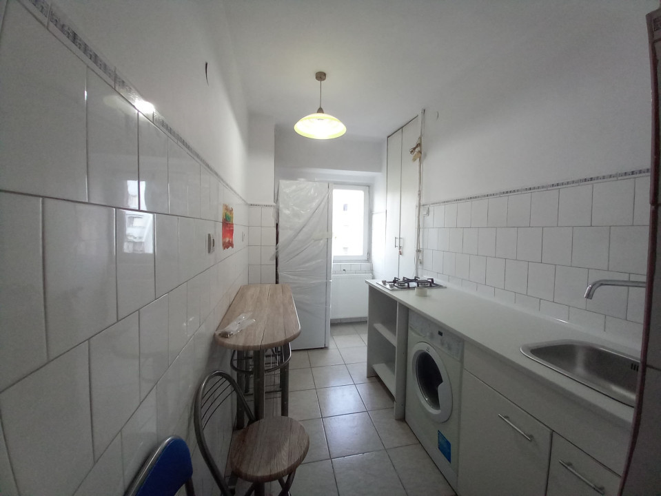 Garsoniera decomandata in bloc mixt , etaj 3, libera , Matei Basarab -central