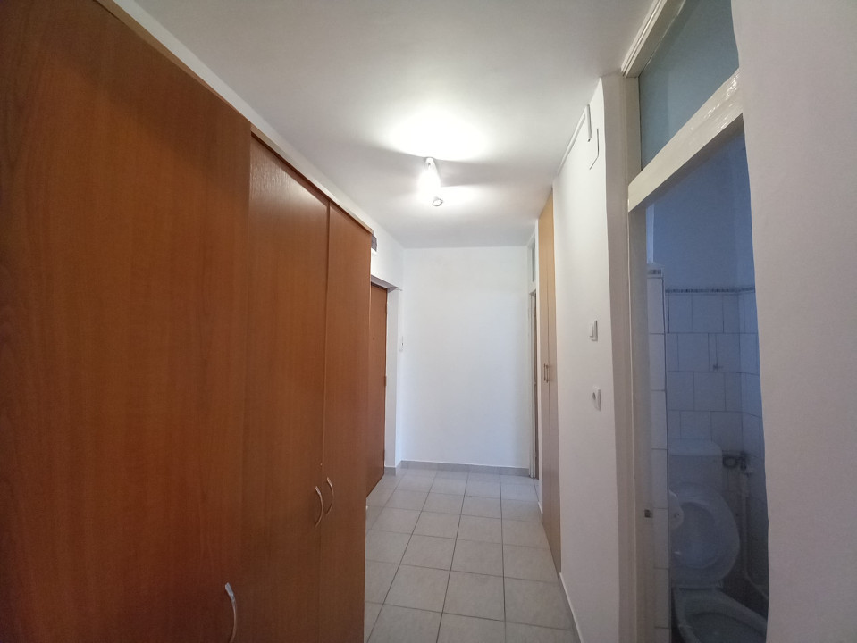 Garsoniera decomandata in bloc mixt , etaj 3, libera , Matei Basarab -central