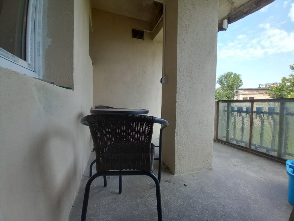 Garsoniera decomandata in bloc mixt , etaj 3, libera , Matei Basarab -central