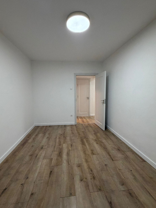 2 camere Titan Parc - Metrou