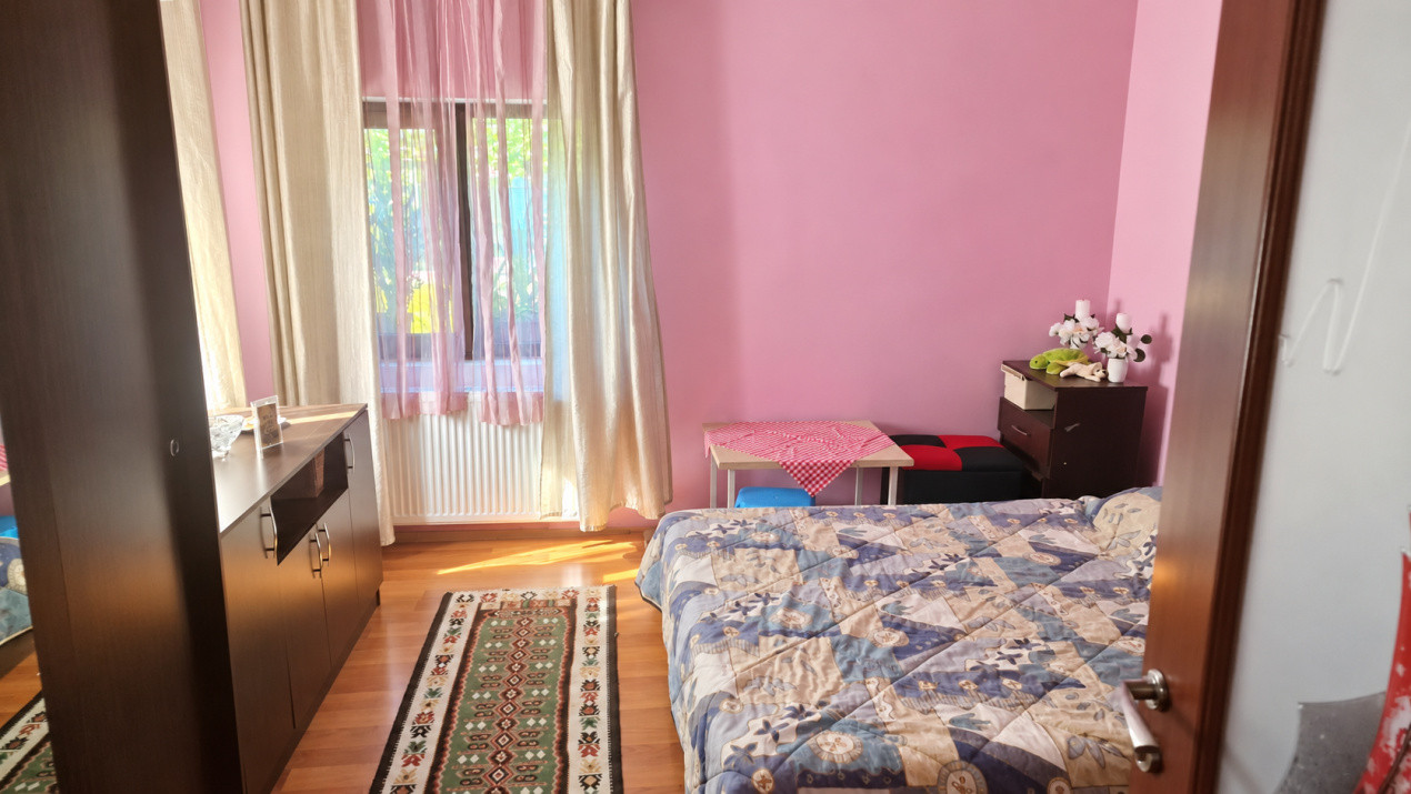 Casă 4 camere  3 dormitoare in zona București Noi -Singur în curte