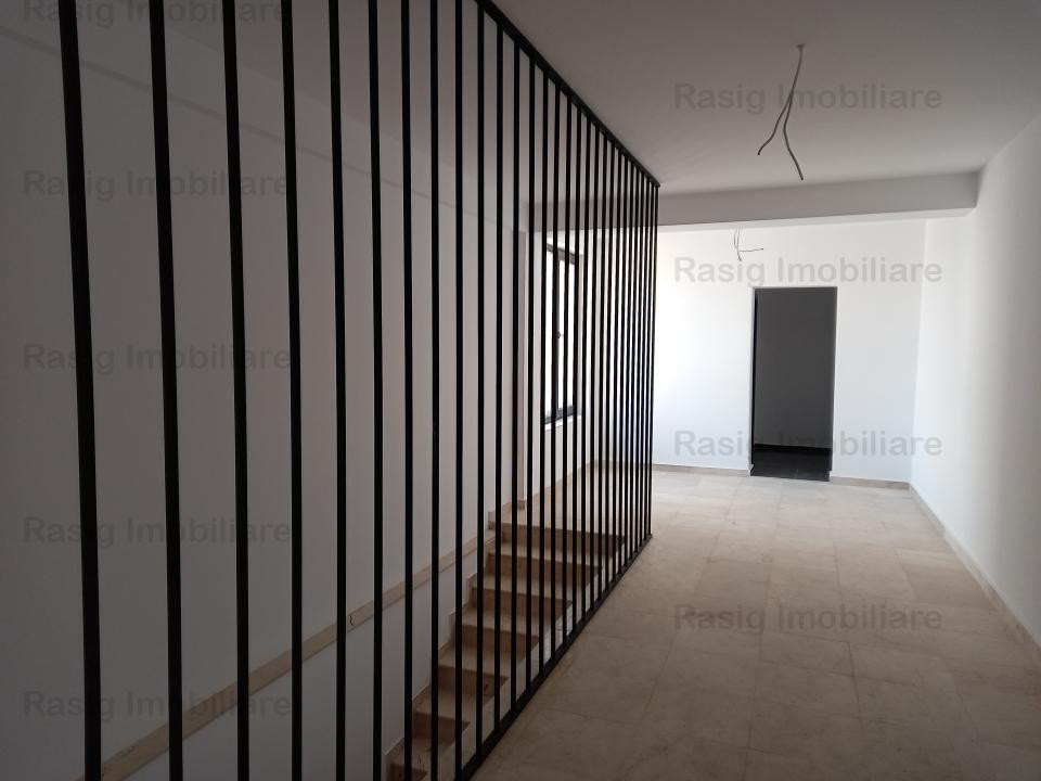 3 camere cu 2 balcoane si curte proprie ! Comision 0%