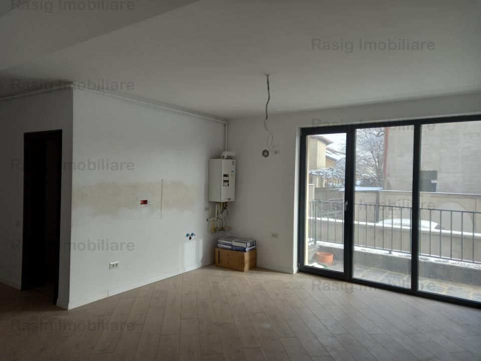 3 camere cu 2 balcoane si curte proprie ! Comision 0%