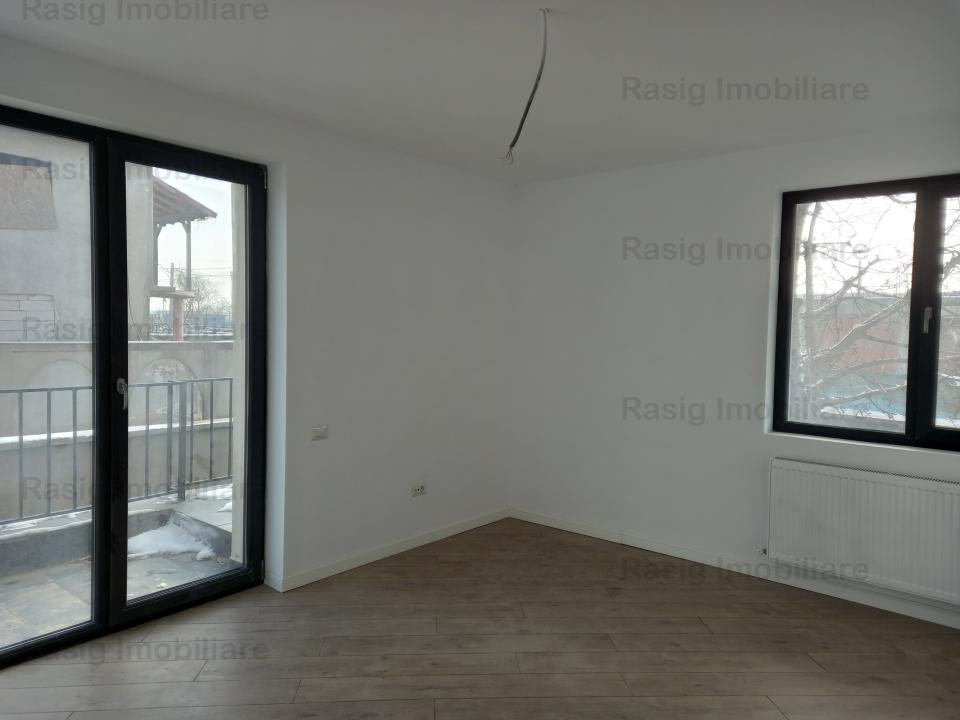3 camere cu 2 balcoane si curte proprie ! Comision 0%