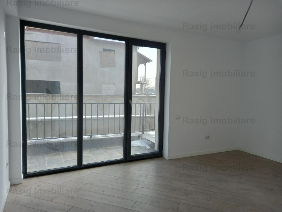 3 camere cu 2 balcoane si curte proprie ! Comision 0%