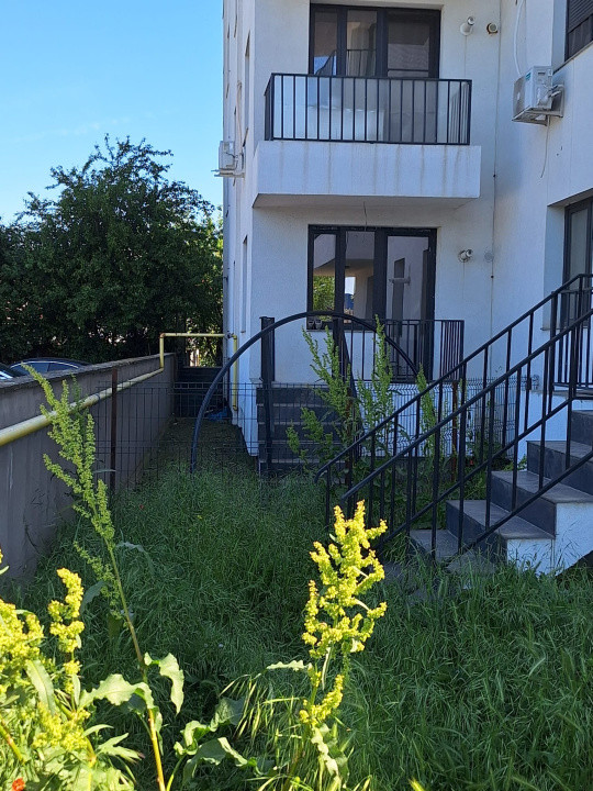 Ultimul apartament la  parter , 2 camere, curte privata ,negociabil
